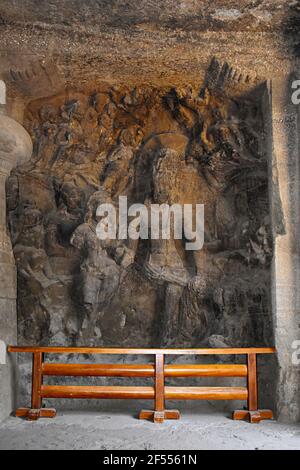 God Shiva – scultura matrimoniale Parvati, Grotte Elefanta, questo pannello occupa l'angolo sud-ovest della sala principale della Grotta 1, all'Isola Elefanta o. Foto Stock