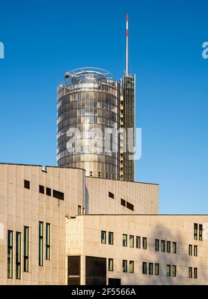 Aalto-Theatre (Entwurf 1959, Ausführung 1983-1988) und RWE-Tower 1994-1996 von Ingenhoven, Overdiek, Kahlen und Partner Foto Stock