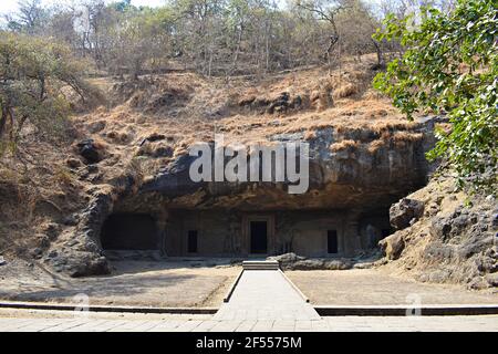 Grotte di Elefanta, Vista frontale - facciata della grotta n°4, tagliata da roccia, all'Isola di Elefanta o Gharapuri, Mumbai, Maharashtra, India Foto Stock