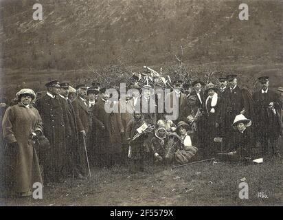 Norvegia. Foto di gruppo con i turisti di Hapag e famiglia di semi con bambino in culla di indossare nel suo campo a Tromsø Foto Stock