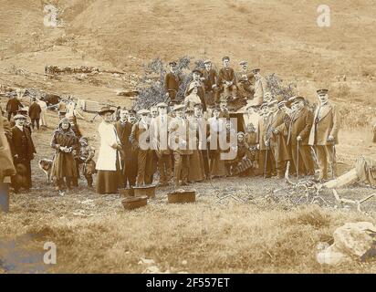 Norvegia. Foto di gruppo con i turisti della famiglia Hapag e seme nel loro campo a Tromsø Foto Stock