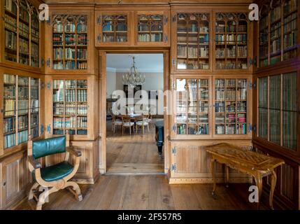 Havixbeck, Burg Hülshoff, Sitz der Annette von Droste zu Hülshoff-Stiftung, Bibliothek mit Blick in den Salon Foto Stock