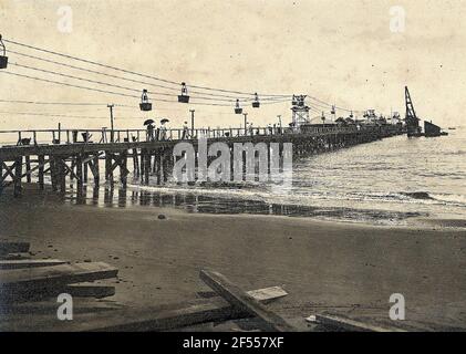 La Brea, Trinidad e Tobago. Ponte di atterraggio con carrozza industriale per il trasporto di asfalto dal lago Pitch (Mare di asfalto) Foto Stock