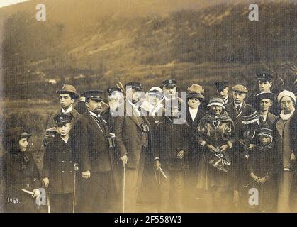 Norvegia. Foto di gruppo con i turisti dell'Hapag e della famiglia delle sementi nel loro campo di Tromsø Foto Stock