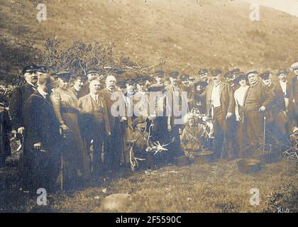 Norvegia. Foto di gruppo con turisti di Hapag, ragazzi e vecchi semi, in un campo di semi in piedi a Tromsø Foto Stock