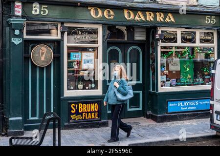 Clonakilty, West Cork, Irlanda. 24 Marzo 2021. Il pub de barra a Clonakilty rimane chiuso a causa della pandemia COVID-19, in quanto i pubblicani a livello nazionale vogliono che tutti i pub riaprano. I proprietari non vogliono alcuna distinzione tra pub che servono cibo e i cosiddetti pub 'umidi'. Credit: AG News/Alamy Live News Foto Stock