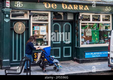 Clonakilty, West Cork, Irlanda. 24 Marzo 2021. Il pub de barra a Clonakilty rimane chiuso a causa della pandemia COVID-19, in quanto i pubblicani a livello nazionale vogliono che tutti i pub riaprano. I proprietari non vogliono alcuna distinzione tra pub che servono cibo e i cosiddetti pub 'umidi'. Credit: AG News/Alamy Live News Foto Stock