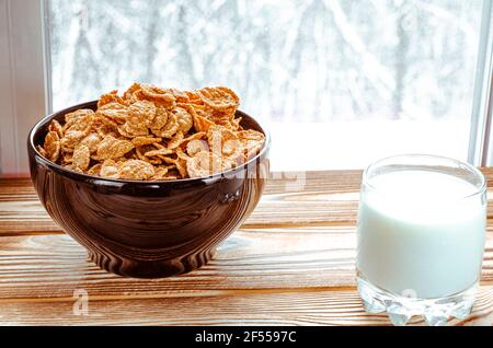 Colazione del mattino. Cornflakes cereali e latte in una ciotola di creta Foto Stock