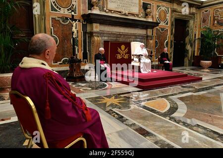 Roma, Italia. 24 Marzo 2021. 24 marzo 2021 : Papa Francesco incontra i Prelati auditori del Tribunale della Rota Romana SOLO per USO EDITORIALE del Vaticano. NON IN VENDITA PER CAMPAGNE PUBBLICITARIE O DI MARKETING. Credit: Agenzia fotografica indipendente/Alamy Live News Foto Stock