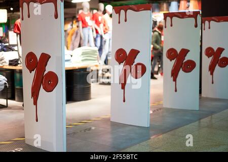 Simbolo percentuale all'ingresso del negozio che indica sconti stagionali concetto di vendita vita reale. Centro commerciale Foto Stock