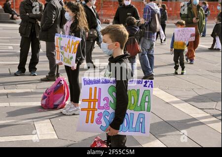 Milano, 21 marzo 2021, manifestazione organizzata dalla rete Scuola di Presenza (Scuola in presenza) per chiedere la riapertura delle scuole e la fine del papà, Distance Learning, adottata dal governo per contenere l'epidemia del virus Covid19 Foto Stock