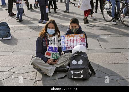 Milano, 21 marzo 2021, manifestazione organizzata dalla rete Scuola di Presenza (Scuola in presenza) per chiedere la riapertura delle scuole e la fine del papà, Distance Learning, adottata dal governo per contenere l'epidemia del virus Covid19 Foto Stock