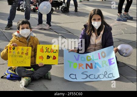 Milano, 21 marzo 2021, manifestazione organizzata dalla rete Scuola di Presenza (Scuola in presenza) per chiedere la riapertura delle scuole e la fine del papà, Distance Learning, adottata dal governo per contenere l'epidemia del virus Covid19 Foto Stock