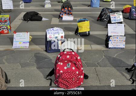 Milano, 21 marzo 2021, manifestazione organizzata dalla rete Scuola di Presenza (Scuola in presenza) per chiedere la riapertura delle scuole e la fine del papà, Distance Learning, adottata dal governo per contenere l'epidemia del virus Covid19 Foto Stock