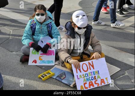 Milano, 21 marzo 2021, manifestazione organizzata dalla rete Scuola di Presenza (Scuola in presenza) per chiedere la riapertura delle scuole e la fine del papà, Distance Learning, adottata dal governo per contenere l'epidemia del virus Covid19 Foto Stock