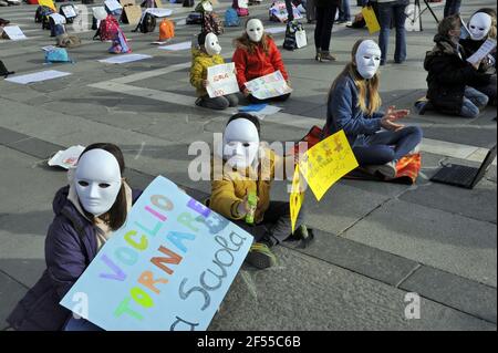 Milano, 21 marzo 2021, manifestazione organizzata dalla rete Scuola di Presenza (Scuola in presenza) per chiedere la riapertura delle scuole e la fine del papà, Distance Learning, adottata dal governo per contenere l'epidemia del virus Covid19 Foto Stock