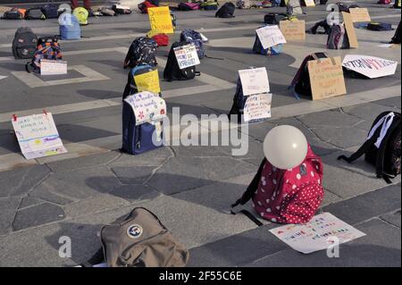 Milano, 21 marzo 2021, manifestazione organizzata dalla rete Scuola di Presenza (Scuola in presenza) per chiedere la riapertura delle scuole e la fine del papà, Distance Learning, adottata dal governo per contenere l'epidemia del virus Covid19 Foto Stock