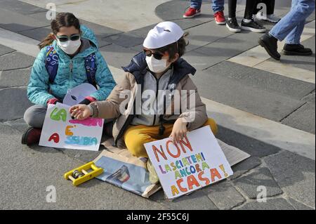 Milano, 21 marzo 2021, manifestazione organizzata dalla rete Scuola di Presenza (Scuola in presenza) per chiedere la riapertura delle scuole e la fine del papà, Distance Learning, adottata dal governo per contenere l'epidemia del virus Covid19 Foto Stock