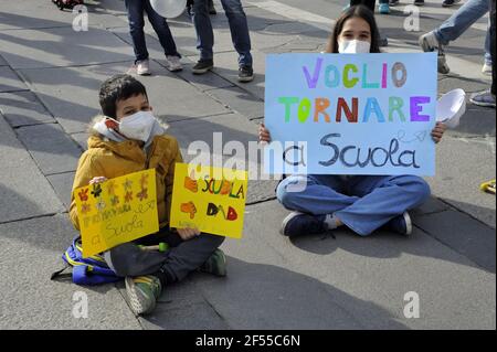 Milano, 21 marzo 2021, manifestazione organizzata dalla rete Scuola di Presenza (Scuola in presenza) per chiedere la riapertura delle scuole e la fine del papà, Distance Learning, adottata dal governo per contenere l'epidemia del virus Covid19 Foto Stock