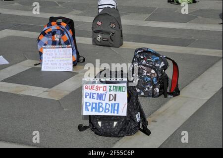 Milano, 21 marzo 2021, manifestazione organizzata dalla rete Scuola di Presenza (Scuola in presenza) per chiedere la riapertura delle scuole e la fine del papà, Distance Learning, adottata dal governo per contenere l'epidemia del virus Covid19 Foto Stock