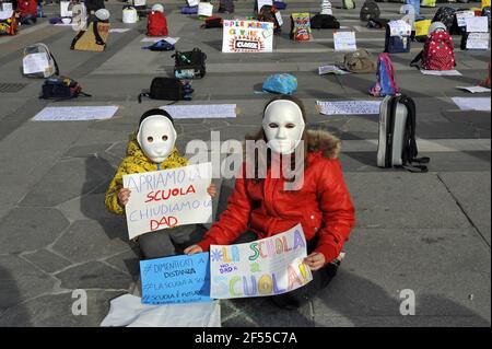 Milano, 21 marzo 2021, manifestazione organizzata dalla rete Scuola di Presenza (Scuola in presenza) per chiedere la riapertura delle scuole e la fine del papà, Distance Learning, adottata dal governo per contenere l'epidemia del virus Covid19 Foto Stock