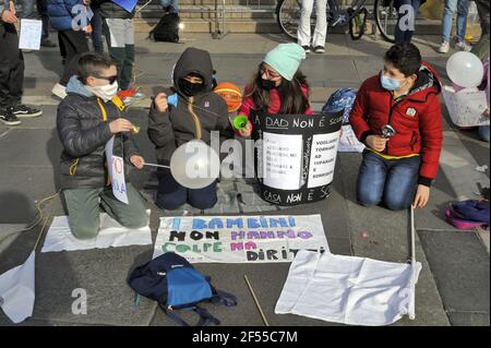 Milano, 21 marzo 2021, manifestazione organizzata dalla rete Scuola di Presenza (Scuola in presenza) per chiedere la riapertura delle scuole e la fine del papà, Distance Learning, adottata dal governo per contenere l'epidemia del virus Covid19 Foto Stock