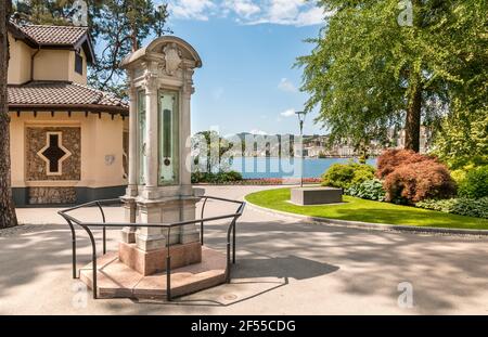 Veduta del limnimetro storico del Parco Ciani di Lugano, utilizzato per misurare l'altezza dell'acqua del lago di Lugano, Ticino, Svizzera Foto Stock