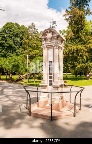 Veduta del limnimetro storico del Parco Ciani di Lugano, utilizzato per misurare l'altezza dell'acqua del lago di Lugano, Ticino, Svizzera Foto Stock