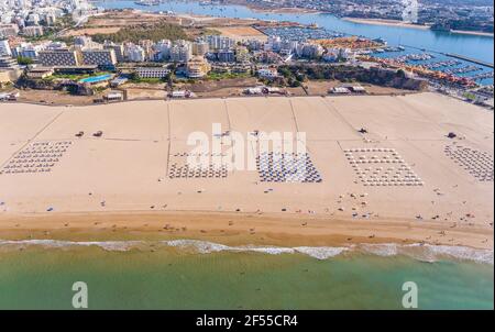 Vista aerea, vista dall'alto della città portoghese delle spiagge di Portimao e dell'area turistica dell'Algarve. L'estate è la stagione turistica. Foto Stock