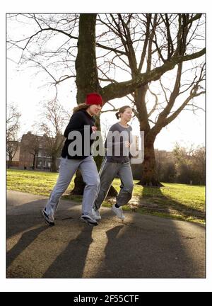 Lizzy Heathcote e Hero Brown corrono in Highbury Fields.pic David Sandison 22/12/2003 Foto Stock