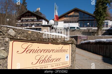 Schliersee, Germania. 24 Marzo 2021. Un cartello con la scritta 'Seniorenresidenz Schliersee' si trova di fronte all'impianto in alta Baviera. L'ufficio del pubblico ministero di Monaco II sta indagando sui reati di lesioni personali che coinvolgono 88 residenti e sta esaminando 17 morti. (Al dpa trascurato e malnutrito? Investigazioni in casa) Credit: Peter Kneffel/dpa/Alamy Live News Foto Stock