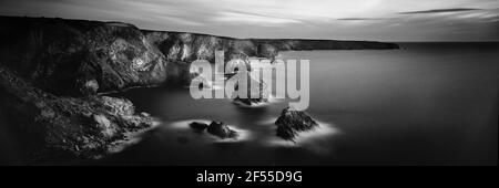 Panoramica di Bedruthan Steps Beach in Cornovaglia bianco e nero esposizione lunga Foto Stock