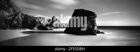 Panoramica di Bedruthan Steps Beach in Cornovaglia bianco e nero esposizione lunga Foto Stock