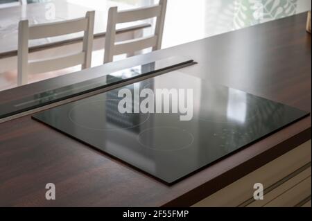 Cucina moderna con nuovo piano cottura a induzione e bar AS una separazione dalla sala da pranzo Foto Stock