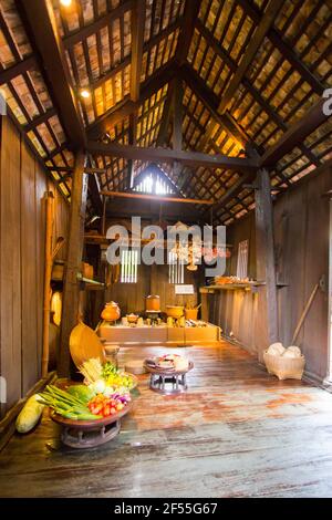 La cucina di vecchio stile, l'area di cottura al Kamphieng House Museum, una tradizionale casa rurale in teak di legno rialzato della Thailandia del Nord. A Bangkok, Thailandia. Foto Stock