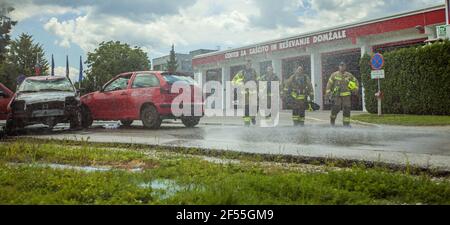 DOMZALE, SLOVENIA - 21 giugno 2019: I vigili del fuoco si affrettano a spegnere il fuoco Foto Stock