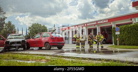 DOMZALE, SLOVENIA - 21 giugno 2019: I vigili del fuoco si affrettano a spegnere il fuoco Foto Stock