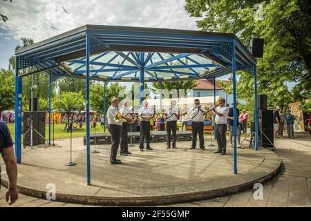 DOMZALE, SLOVENIA - 21 giu 2019: Gli anziani intrattengono i visitatori del festival suonando in orchestra del vento nel parco Foto Stock