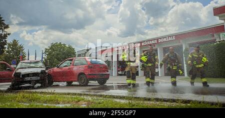 DOMZALE, SLOVENIA - 21 giugno 2019: I vigili del fuoco si affrettano a spegnere il fuoco Foto Stock