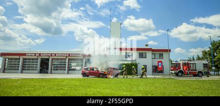 DOMZALE, SLOVENIA - 21 giugno 2019: I vigili del fuoco si affrettano a spegnere il fuoco Foto Stock