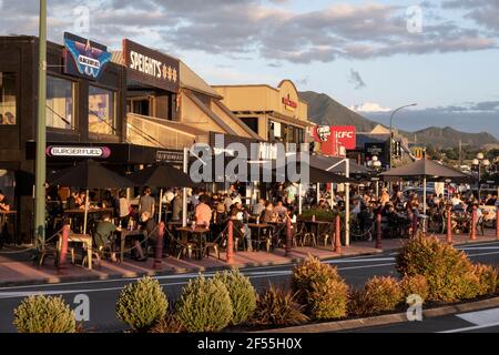 Taupo, Neuseeland. 22 dicembre 2018. Ristoranti, bar, caffè, bistrot, fast-food ristoranti su una strada, con gli ospiti seduti all'aperto; turisti, turismo, il 22 dicembre 2018 a Taupo / Nuova Zelanda; | utilizzo in tutto il mondo Credit: dpa / Alamy Live News Foto Stock