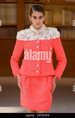 File photo datato 2 luglio 2019 di Kaia Gerber cammina sulla pista durante la mostra Chanel Haute Couture Autunno/Inverno 2019 2020 come parte della settimana della Moda di Parigi il 02 luglio 2019 a Parigi, Francia. - Kaia Gerber, il modello di 19 anni e figlia di Cindy Crawford e Rande Gerber, è stato lanciato nella tanto attesa decima stagione di American Horror Story. Foto di Laurent Zabulon / ABACAPRESS.COM Foto Stock