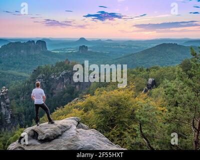 Vista da Carolafelsen a Grossen Dom e le montagne frastagliate Schrammsteine e Falkenstein in Svizzera sassone in autunno, Germania Foto Stock