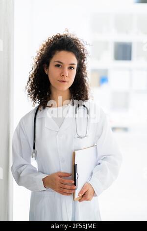 Dottore fidato con stetoscopio e clipboard in ospedale Foto Stock