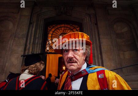 MICHAEL GAMBON SI PREPARA A RICEVERE UNA LAUREA HONERARY IN DR OF ARTS PRESSO LA GREENWICH UNIVERSITY. 1/11/02 PILSTON Foto Stock