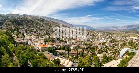 Vista panoramica della città vecchia contro il cielo blu a Gjirokaster, Albania Foto Stock