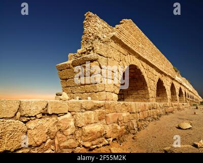 Israele, Cesarea, l'acquedotto adrianico di Cesarea Maritima. Costruito da Erode in (37 AC a 4 AC) Foto Stock