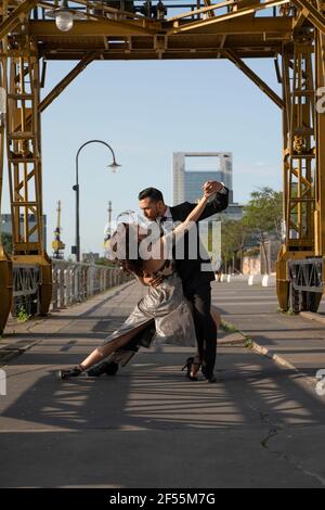 Ballerini maschili e femminili che praticano la danza del Tango su strada Foto Stock