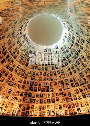 Israele, Gerusalemme, Yad Vashem, Sala dei nomi, fotografie delle vittime dell'Olocausto che costeggiano un muro circolare Foto Stock