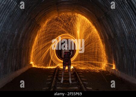 Donna che gira lana di filo in tunnel Foto Stock